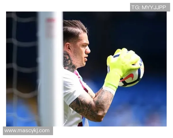 足球明星埃德森的传奇之路与他在绿茵场上的辉煌成就 足球明星埃德森的传奇之路与他在绿茵场上的辉煌成就