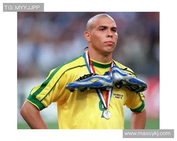 足球明星巅峰期的辉煌瞬间与传奇故事回顾 足球明星巅峰期的辉煌瞬间与传奇故事回顾