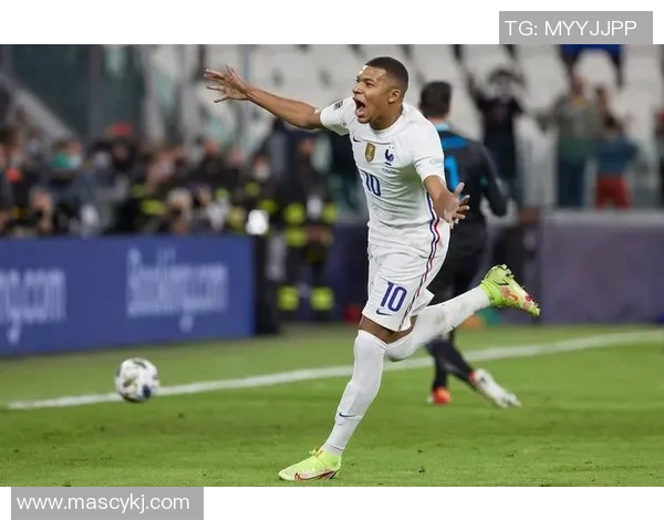 足球明星远程射门精彩瞬间集锦尽显技术与力量之美